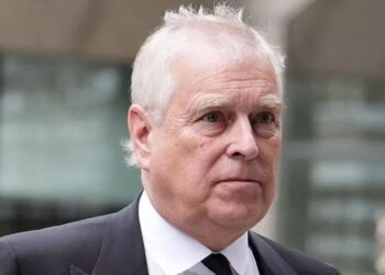 Polícia realiza novas buscas em endereços ligados ao ex-príncipe Andrew um dia após prisão