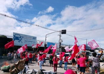 Protesto por moradia bloqueia Estrada da Batalha em Prazeres, no Grande Recife