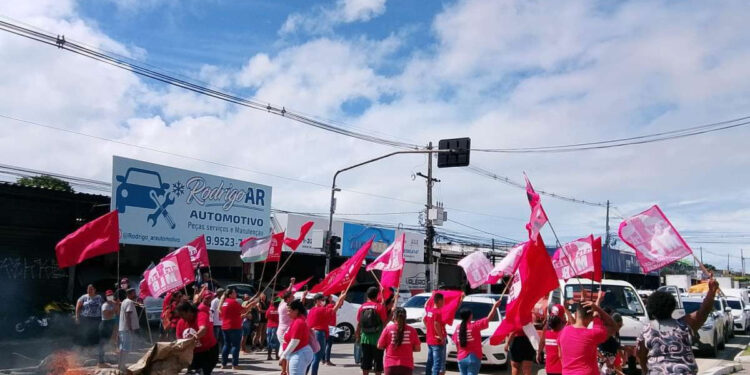 Protesto por moradia bloqueia Estrada da Batalha em Prazeres, no Grande Recife