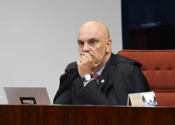 Centrão e Direita protocolam pedido de impeachment contra Alexandre de Moraes.