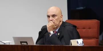 Centrão e Direita protocolam pedido de impeachment contra Alexandre de Moraes.