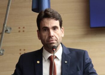 Polícia indicia vereador Eduardo Moura por injúria e difamação contra colega Chico Kiko e esposa após gesto de chifre