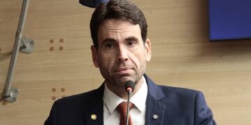 Polícia indicia vereador Eduardo Moura por injúria e difamação contra colega Chico Kiko e esposa após gesto de chifre