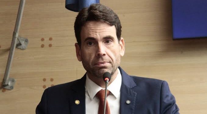 Polícia indicia vereador Eduardo Moura por injúria e difamação contra colega Chico Kiko e esposa após gesto de chifre