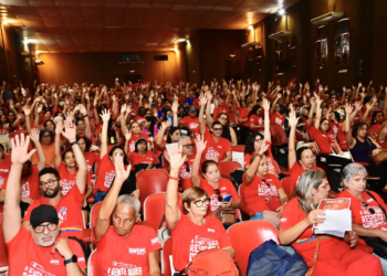 Servidores da educação aprovam acordo salarial com reajuste de 5,4%