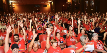 Servidores da educação aprovam acordo salarial com reajuste de 5,4%