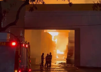 Combate a incêndio em galpões em Caruaru já dura mais de 17 horas