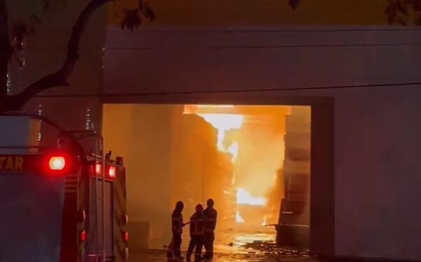 Combate a incêndio em galpões em Caruaru já dura mais de 17 horas
