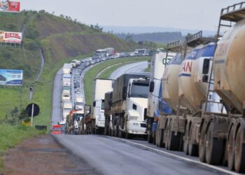 Caminhoneiros afirma que estado de greve continua