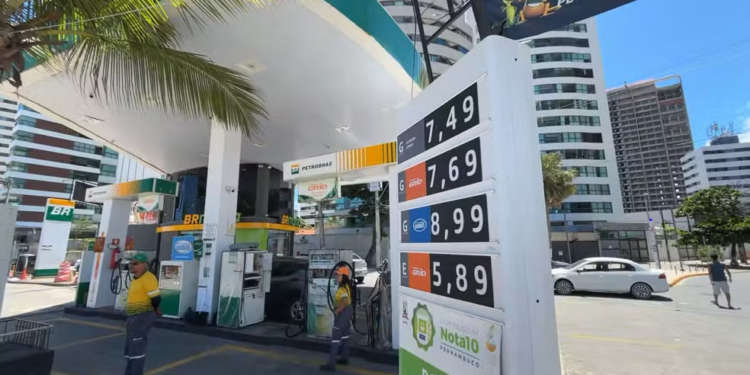 Procon Recife autua 12 postos de combustíveis por alta de preços sem justificativa