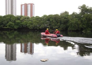 Corpo de Bombeiros faz buscas por praticante de caiaque no Rio Capibaribe, no Recife
