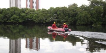 Corpo de Bombeiros faz buscas por praticante de caiaque no Rio Capibaribe, no Recife