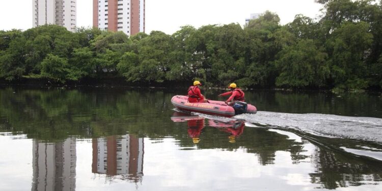 Corpo de Bombeiros faz buscas por praticante de caiaque no Rio Capibaribe, no Recife