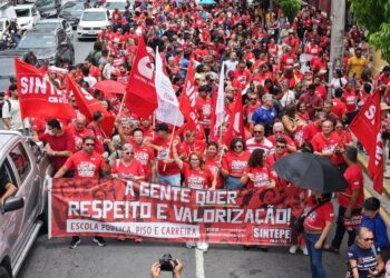 Profissionais da rede estadual de educação aprovam paralisação na próxima terça-feira (10)
