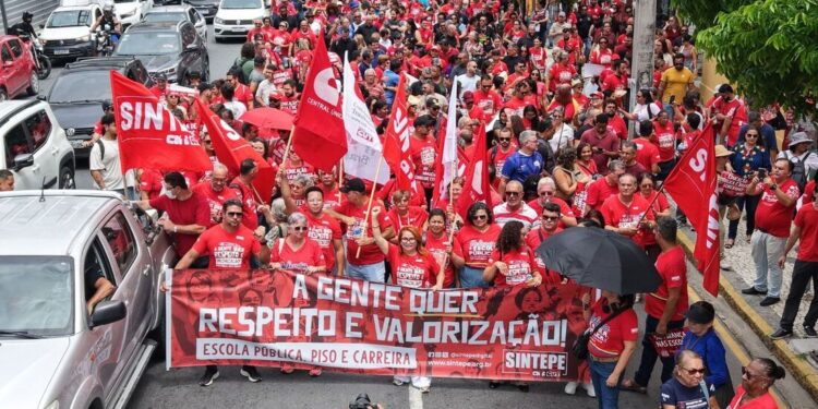 Profissionais da rede estadual de educação aprovam paralisação na próxima terça-feira (10)