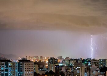 Volume de raios nas últimas horas se aproxima de 2,5 mil e impacta o fornecimento de energia no Estado