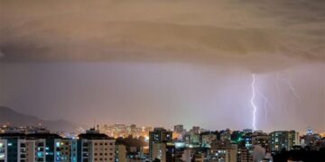 Volume de raios nas últimas horas se aproxima de 2,5 mil e impacta o fornecimento de energia no Estado