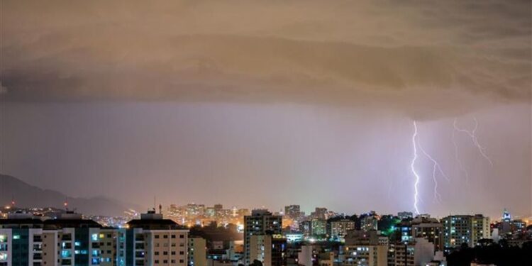 Volume de raios nas últimas horas se aproxima de 2,5 mil e impacta o fornecimento de energia no Estado