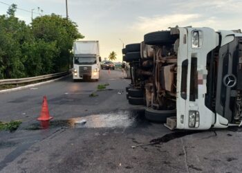 Caminhão tomba na BR-101 e deixa uma faixa interditada na descida do Viaduto Miguel Arraes, em Paulista