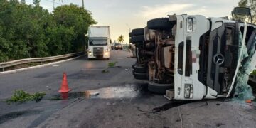 Caminhão tomba na BR-101 e deixa uma faixa interditada na descida do Viaduto Miguel Arraes, em Paulista
