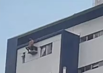 Homem é preso após ameaçar companheira e subir em caixa de ar-condicionado no Recife