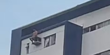 Homem é preso após ameaçar companheira e subir em caixa de ar-condicionado no Recife