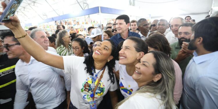 No Circuito Literário em Petrolina, governadora Raquel Lyra autoriza pagamento do PIX Tênis e obras de duas creches