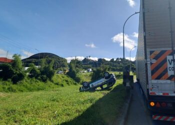 Viatura da PM se envolve em sinistro de trânsito com carreta na BR-101, no Recife