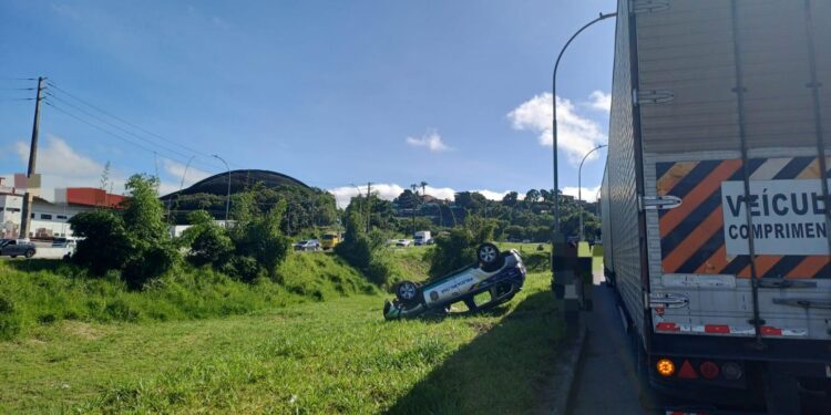 Viatura da PM se envolve em sinistro de trânsito com carreta na BR-101, no Recife