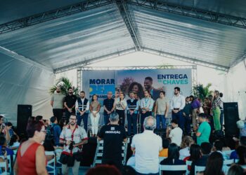 No Recife, governadora Raquel Lyra entrega chaves de 125 residências para famílias beneficiadas pelo Programa Morar Bem – Entrada Garantida