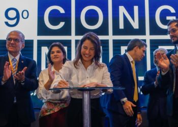 Governadora Raquel Lyra destina R$ 1,3 bilhão da concessão parcial da Compesa aos municípios e assina duplicação da BR-232