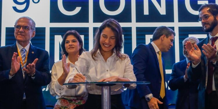 Governadora Raquel Lyra destina R$ 1,3 bilhão da concessão parcial da Compesa aos municípios e assina duplicação da BR-232