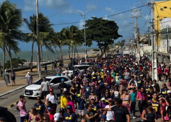 Caminhada em comemoração ao dia das Mães pela orla de Olinda