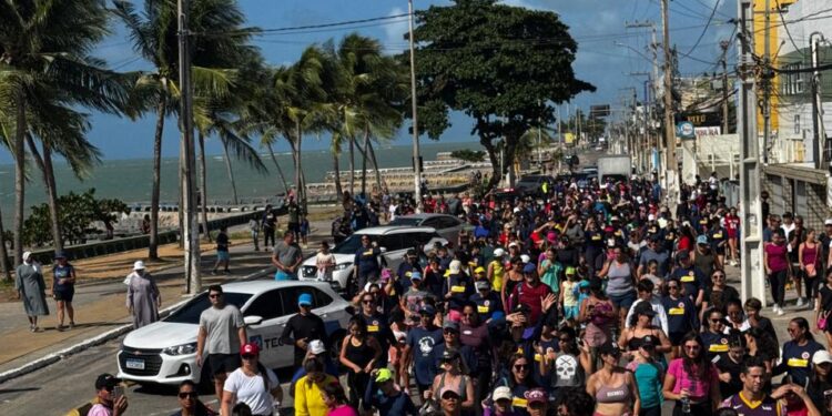 Caminhada em comemoração ao dia das Mães pela orla de Olinda