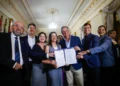 Governo assina contrato de concessão parcial da Compesa