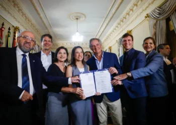 Governo assina contrato de concessão parcial da Compesa
