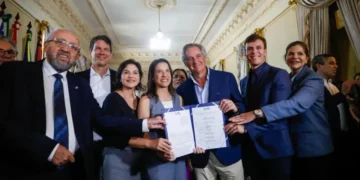 Governo assina contrato de concessão parcial da Compesa