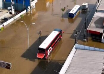 CTTU monta pontos de bloqueio na Av. Recife após pontos de alagamentos