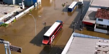 CTTU monta pontos de bloqueio na Av. Recife após pontos de alagamentos