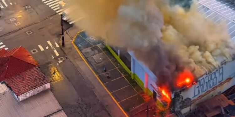 Incêndio atinge supermercado no bairro da Torre