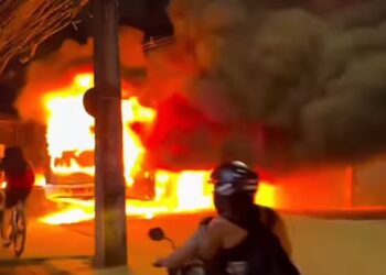 Linhas do Ibura, no Recife, estão suspensas após ônibus ter sido incendiado em protesto