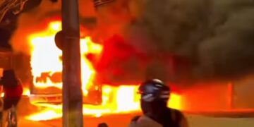 Linhas do Ibura, no Recife, estão suspensas após ônibus ter sido incendiado em protesto