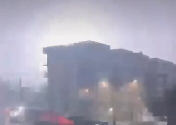 Raio atinge prédio de um conjunto residencial em Camaragibe