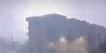 Raio atinge prédio de um conjunto residencial em Camaragibe