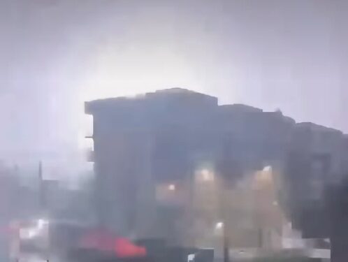 Raio atinge prédio de um conjunto residencial em Camaragibe