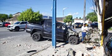 Motorista perde controle de carro e bate em oficina, em Olinda