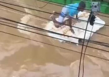 Homem é arrastado por correnteza de enchente em Jaboatão