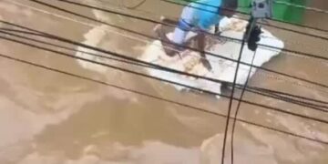 Homem é arrastado por correnteza de enchente em Jaboatão