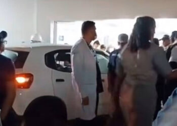 Carro invade hospital em Garanhuns e deixa três feridos