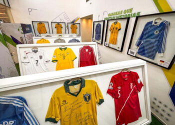 Shopping recebe exposição gratuita com camisas históricas de Copas do Mundo